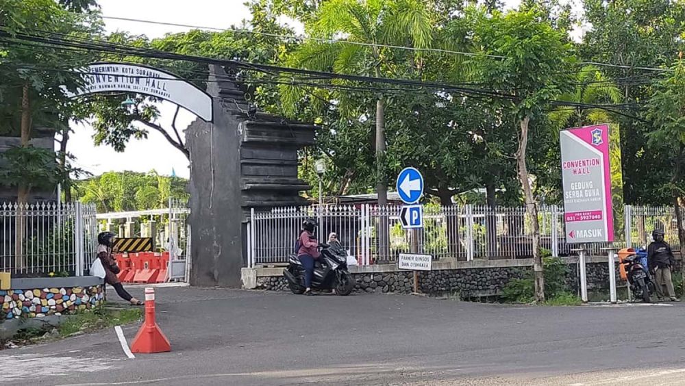 Convention Hall Jalan Arief Rahman Hakim yang menjadi salah satu gudang bantuan sosial sembako Pemkot Surabaya