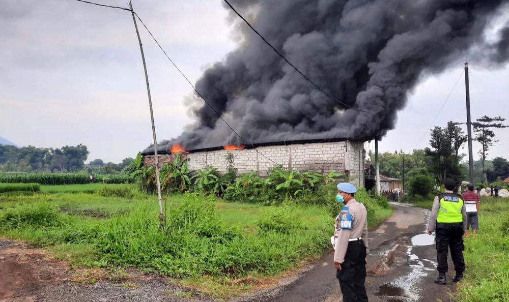 Gudang kasur di Pasuruan terbakar