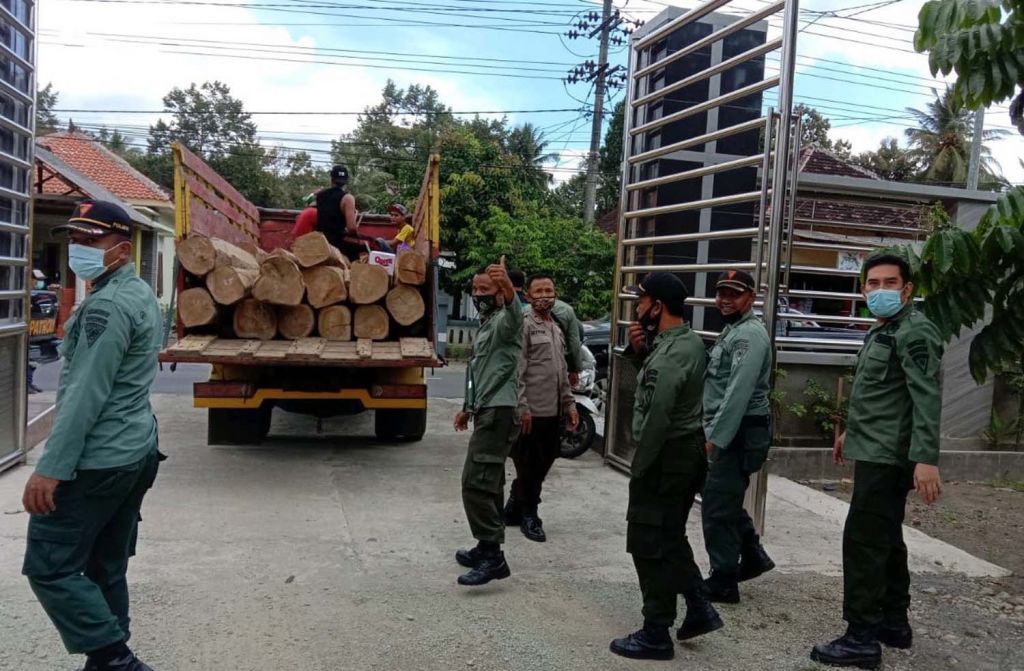 Gudang Penyimpanan Kayu Jati Diduga Ilegal di Banyuwangi Digerebek