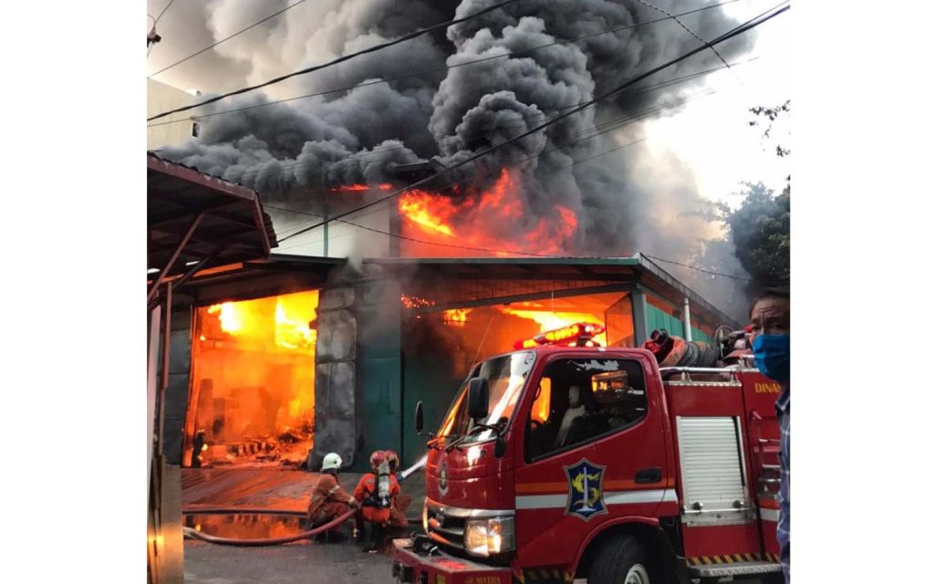 Kebakaran di gudang mesin jahit Jalan Niaga Tambang, Surabaya