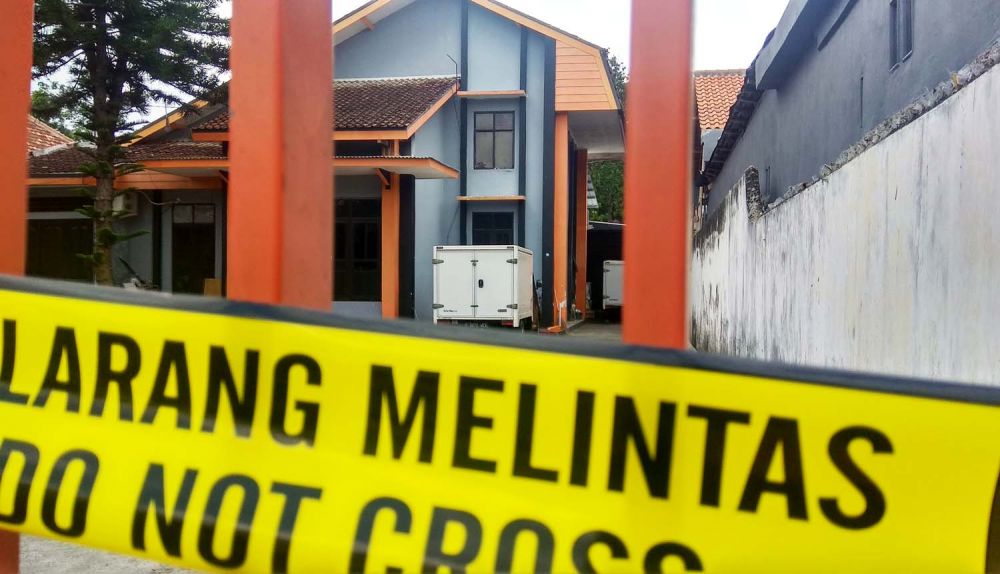 Kantor perusahaan di Kota Blitar yang diduga jadi gudang narkoba dipasang garis polisi (Foto: CF Glorian/jatimnow.com)