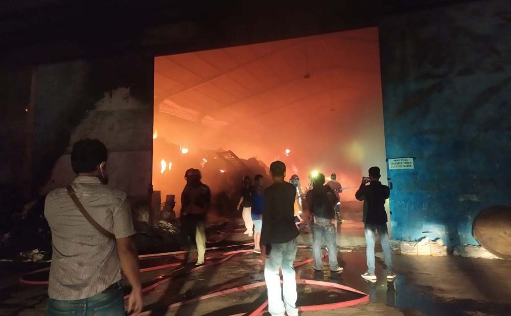 Petugas berusaha memadamkan api