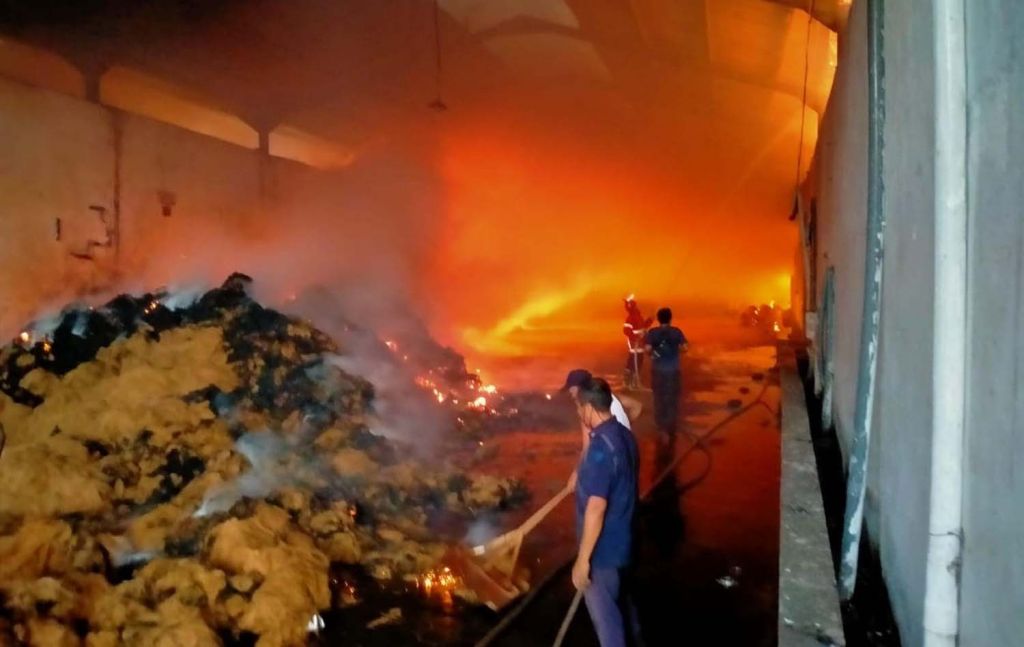 Gudang serabut kelapa di Banyuwangi terbakar
