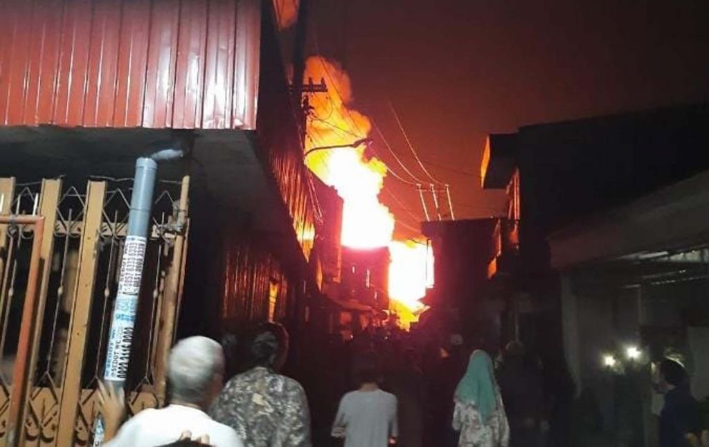 Gudang di Jalan Simolawang III, Surabaya yang terbakar