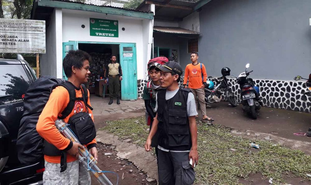 Petugas menghalau pendaki yang akan naik ke Gunung Arjuno-Welirang