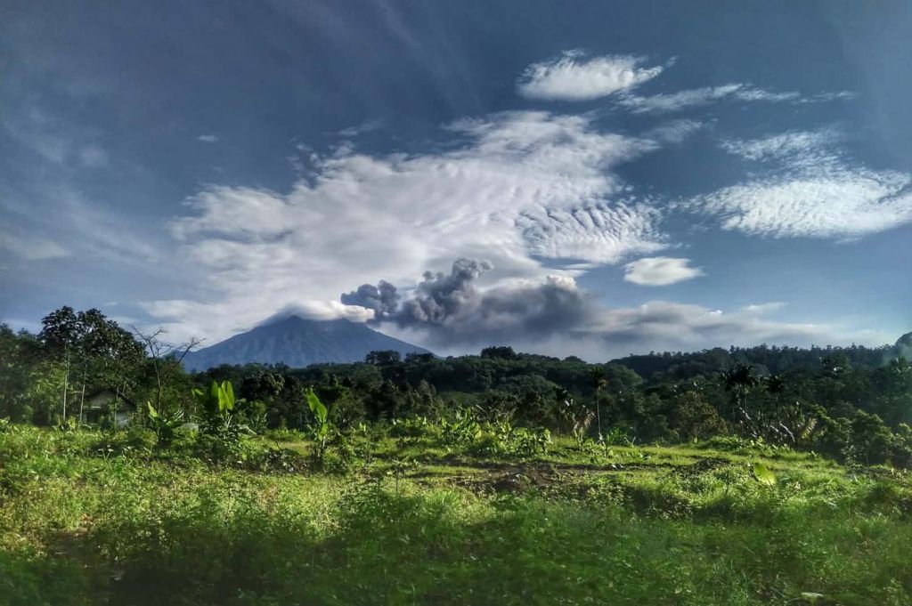 Panorama Gunung Raung dilihat dari kejauhan