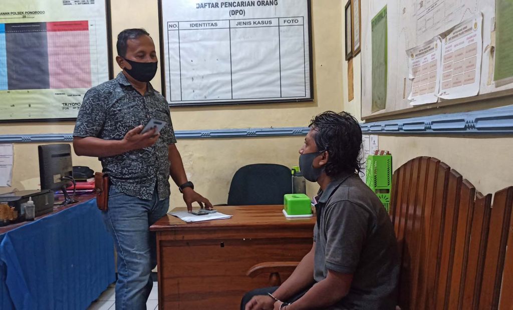 Guru olahraga gadungan (kanan) diamankan di Mapolsek Ponorogo Kota