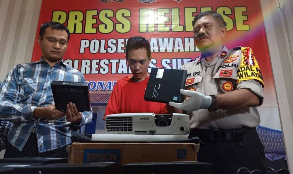 Sang mantan guru olahraga diamankan di Mapolsek Sawahan, Surabaya