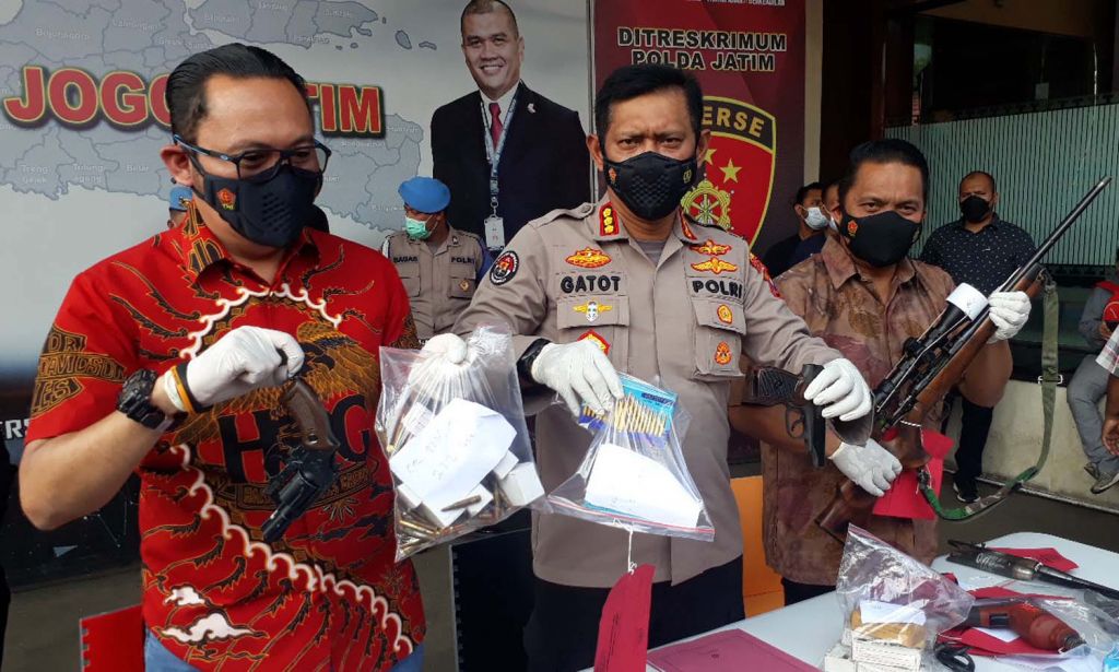 Barang bukti senpi rakitan dan guru SMP perakitnya dipamerkan di Mapolda Jatim