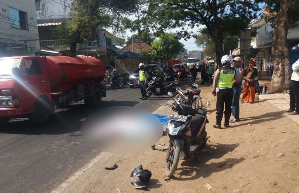 Seorang guru di Pasuruan tewas tertabrak truk gandeng
