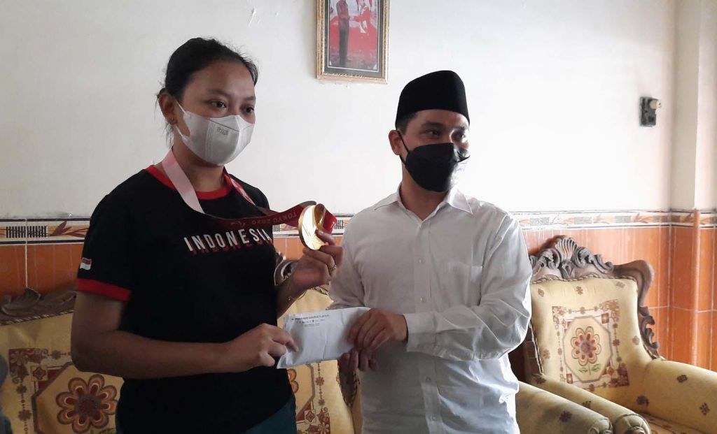 Wabup Mojokerto, Muhammad Al Barra memberikan bonus khusus kepada Khalimatus Sadiyah