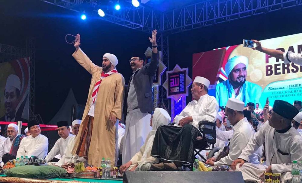 Habib Syech Abdul Qodir Assegaf (kiri) saat memimpin sholawat purna tugas Gus Ipul dalam Pramuka Bersholawat di Lapangan Kodam V Brawijaya, Surabaya
