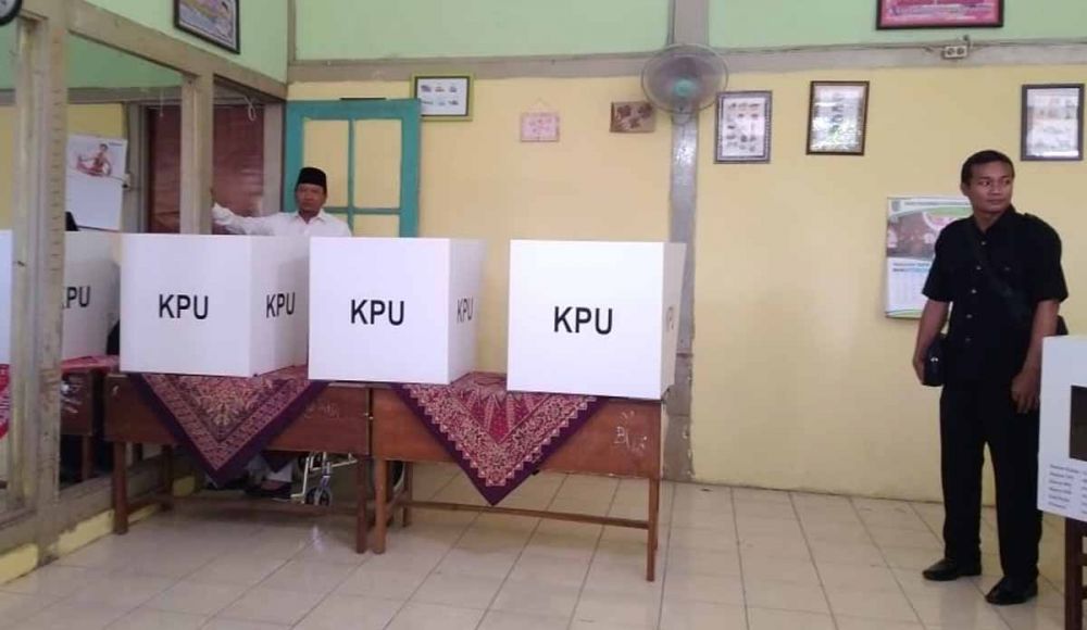 Bupati Pasuruan Irsyad Yusuf saat mencoblos 