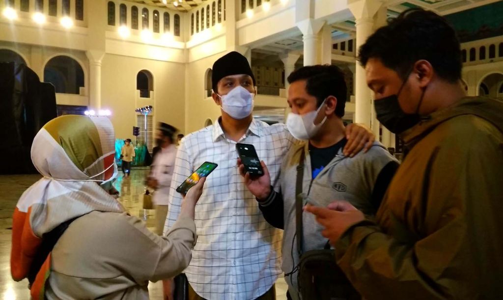 Gus Kautsar (baju putih)