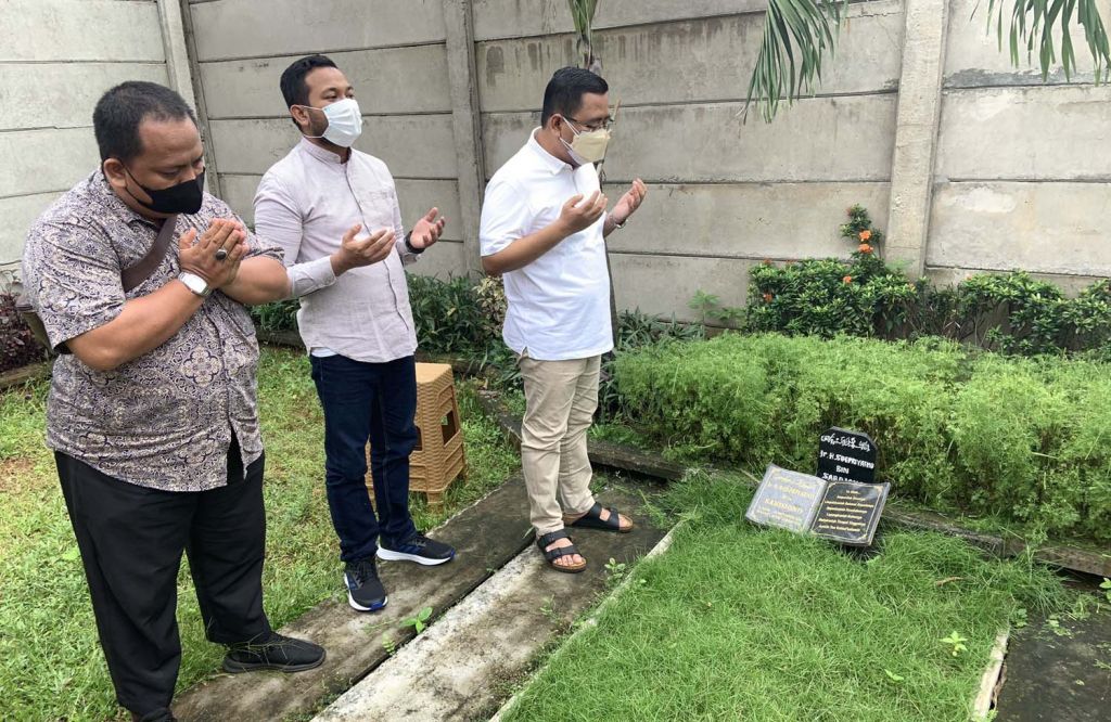 Ketua Gerindra Jatim Anwar Sadad (kanan) saat berziarah ke makam Soepriyatno di Depok, Jawa Barat