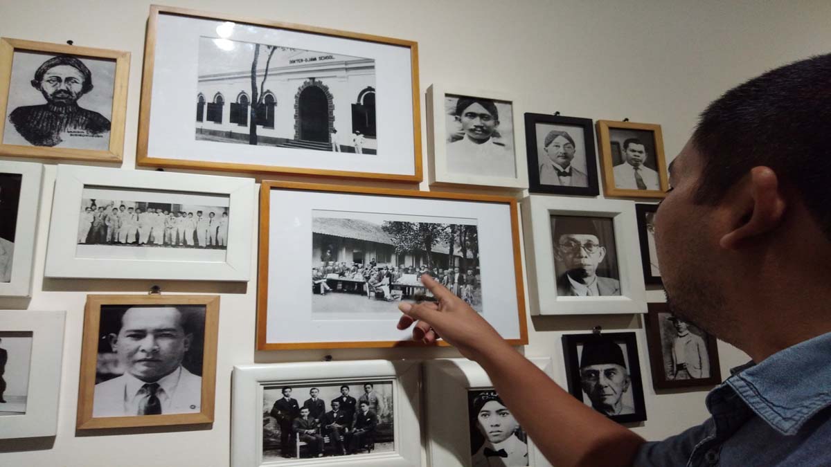 Koleksi foto warisan budaya di House of Sampoerna Surabaya