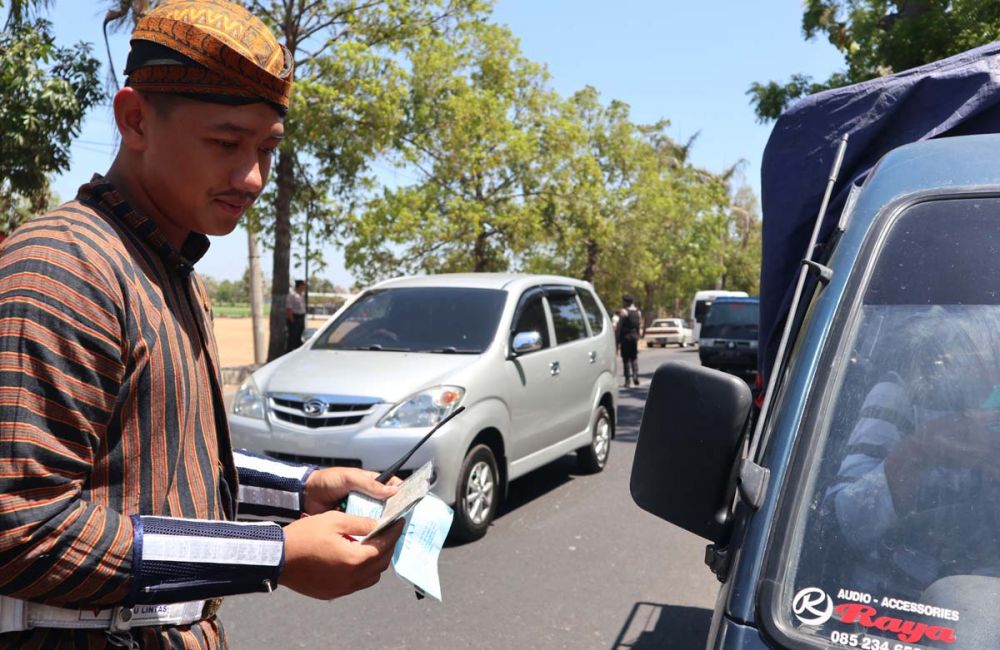 Sosok 'HOS Cokroaminoto' membawa surat tilang untuk pelanggar lalu lintas di Ponorogo