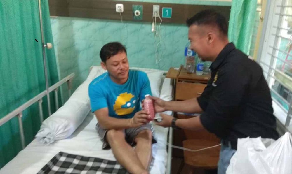 Wartawan di Blitar membagikan jus jambu ke pasien demam berdarah dalam rangka HPN tahun 2019