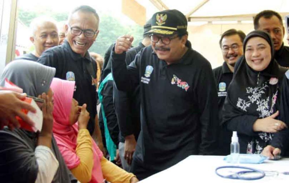 Gubernur Jatim Soekarwo melihat pelaksanaan baksos HPN 2019 di Bangkalan/ foto istimewa