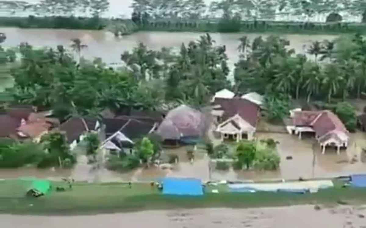 Salah satu wilayah yang terendam banjir akibat tanggul jebol di Kencong, Jember (foto: Istimewa)