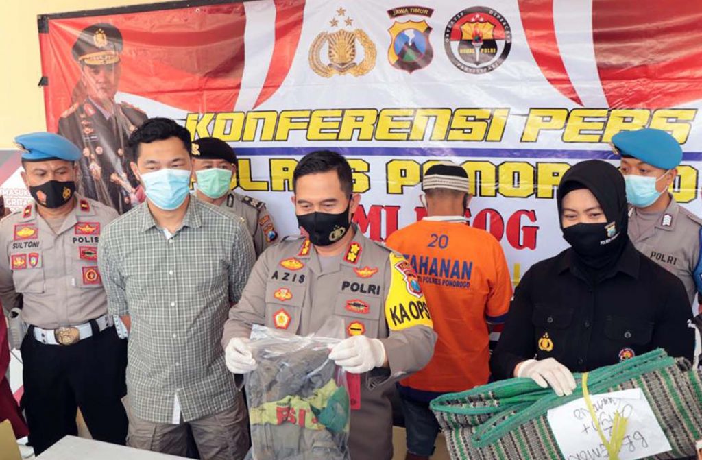 Kapolres Ponorogo, AKBP Mochamad Nur Azis menunjukkan tersangka dan barang bukti