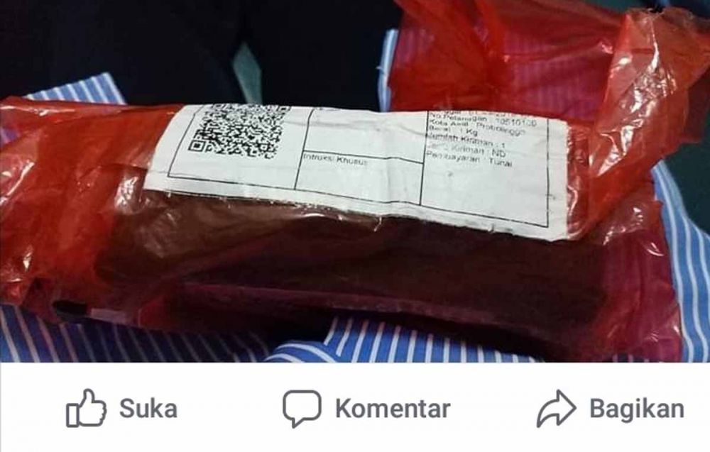 Paket berisi handphone yang dikirimkan Ibu berhati mulia asal Probolinggo ke pemiliknya 
