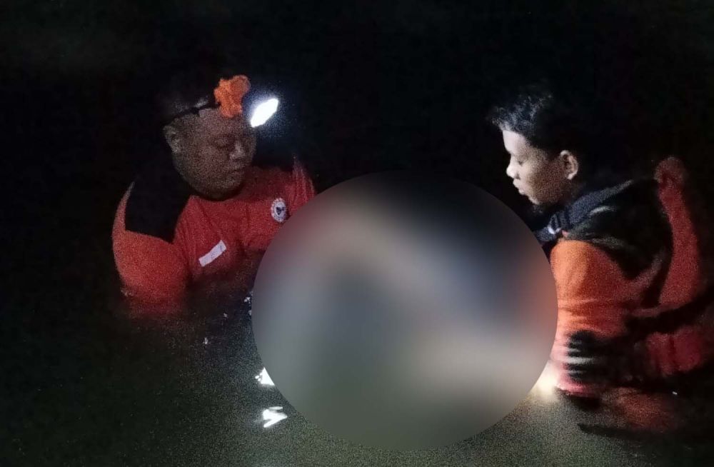 Petugas BPBD Ngawi mengevakuasi jasad Mbah Kariman dari Sungai Bengawan Solo