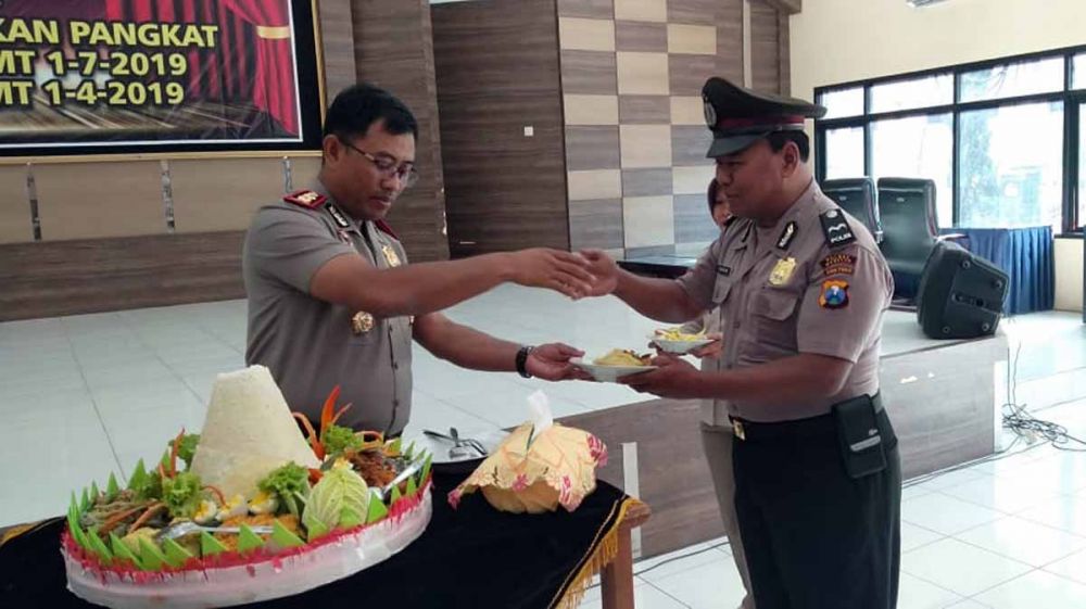 Kapolres Magetan AKBP Muhammad Rifai memotong tumpeng