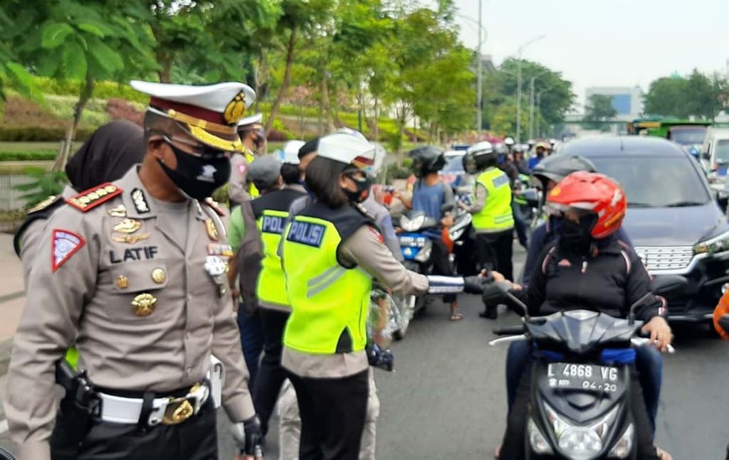 Dirlantas Polda Jatim Kombes Pol Latief Usman saat membagikan masker ke pengguna jalan di Surabaya