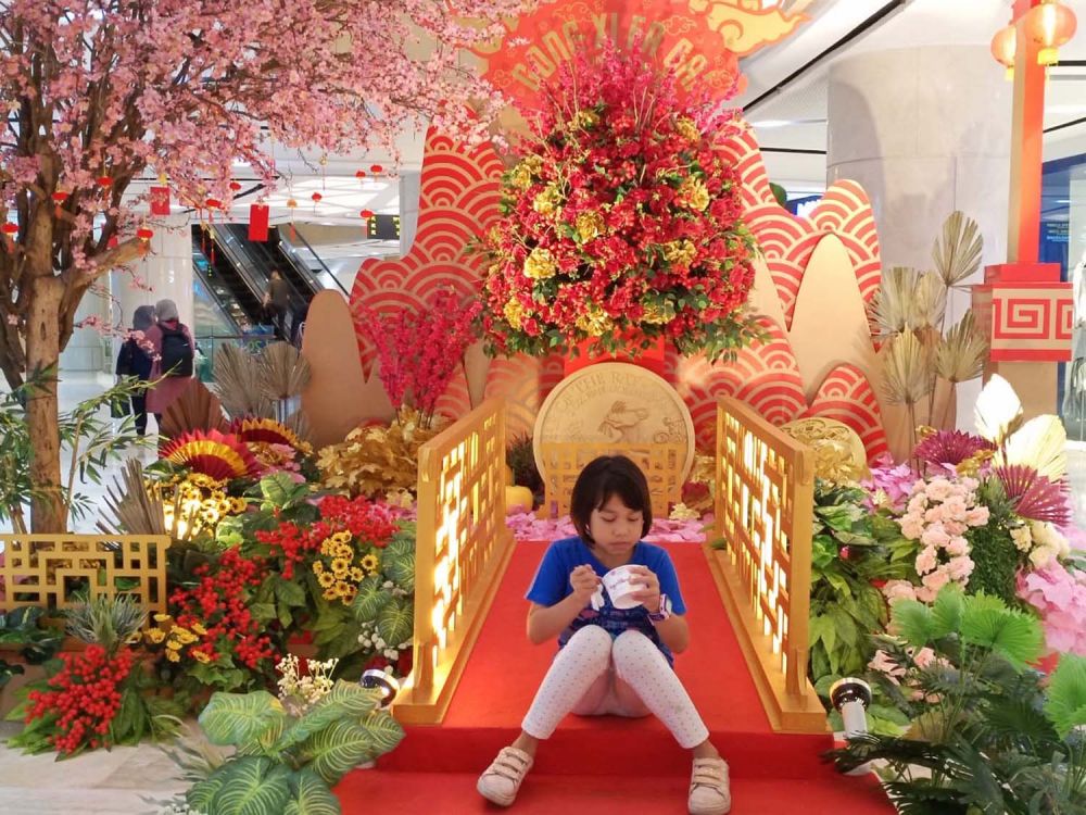 Suasana pusat berbelanjaan Tunjungan Plaza Surabaya saat menyambut Hari Raya Imlek