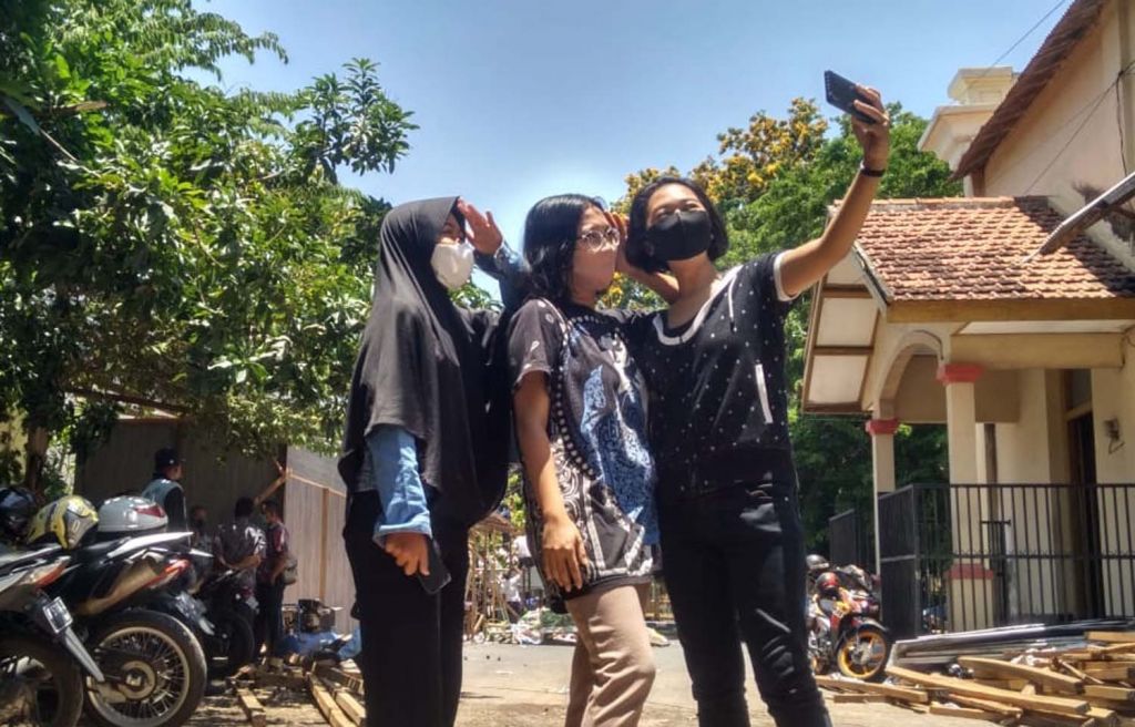 Warga Probolinggo menikmati Hari Tanpa Bayangan dengan berswafoto