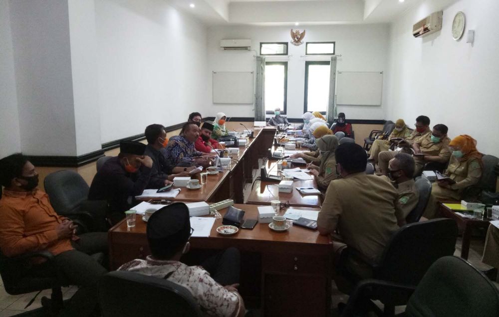 Pengurus Ikatan Bidan Indonesia (IBI) Cabang Kabupaten hearing di gedung DPRD setempat