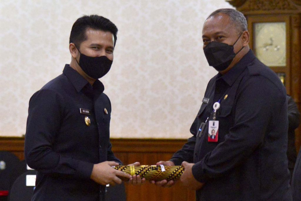 Wagub Jatim Emil Dardak saat menyerahkan SK Gubernur kepada Hendro Gunawan di Gedung Grahadi pada Selasa (16/2/2021) malam