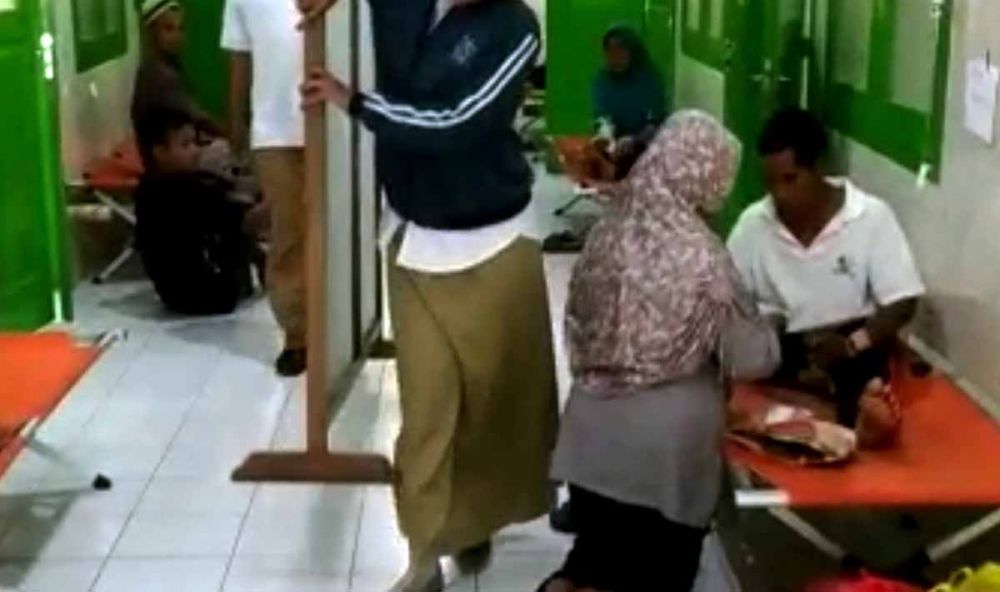 Para penderita Hepatitis A di Pacitan terpaksa dirawat di lorong puskesma menggunakan velbed