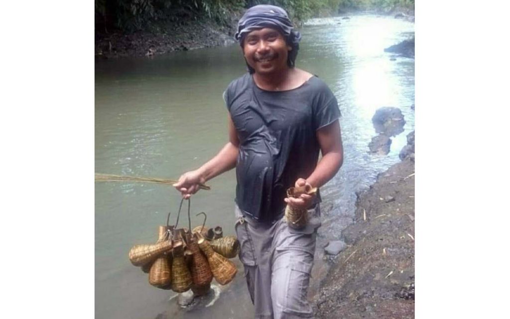 Herman, salah satu pencari Ikan Uceng di Sungai Setail, Banyuwangi