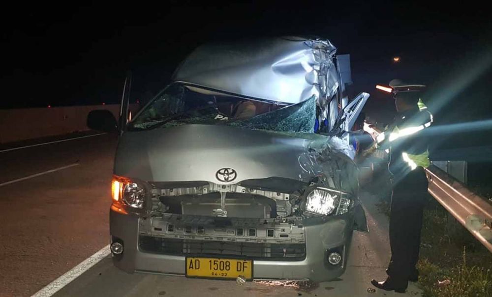 Kondisi mobil Toyota Hiace yang mengalami kecelakaan di Tol Ngawi arah Solo