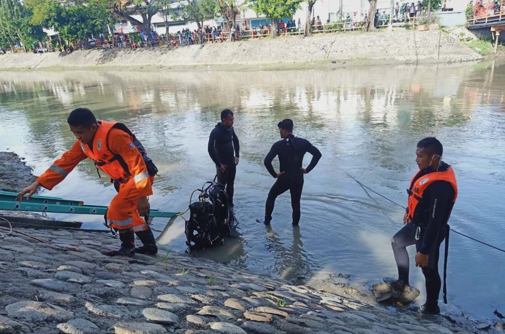 Satu dari Dua Pelajar SMP yang Tenggelam di Sungai Kalimas Ditemukan