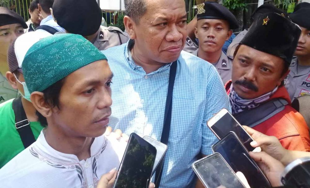 Achmad Hilmi Hamdani, Driver Gojek (kiri) bersama kuasa hukumnya di Pengadilan Negeri Surabaya