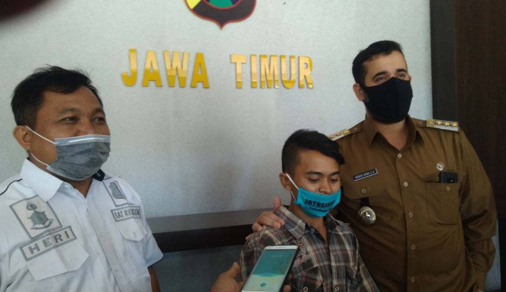 Wali Kota Probolinggo Hadi Zainal Abidin (kanan) bersama Km, penghina (tengah) dan Kasatreskrim Polres Probolinggo Kota AKP Heri Sugiono