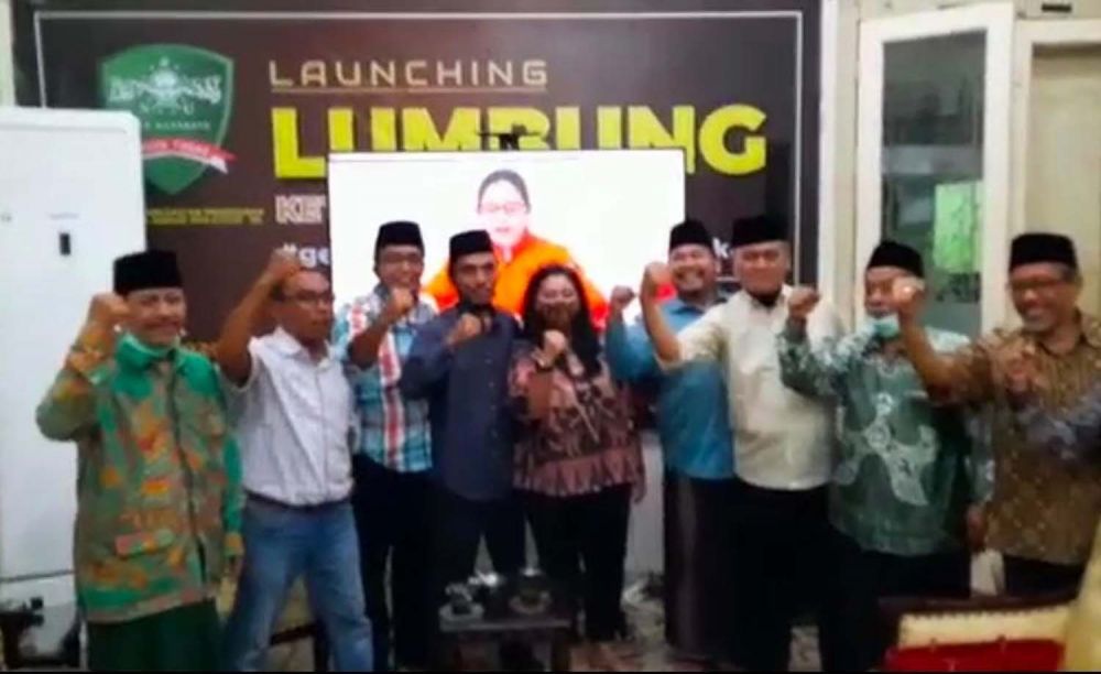 Tangkapan layar video viral Pengurus PCNU Kota Surabaya dan sejumlah orang berfoto di depan layar bergambar Ketua DPP PDIP Bidang Politik, Puan Maharani