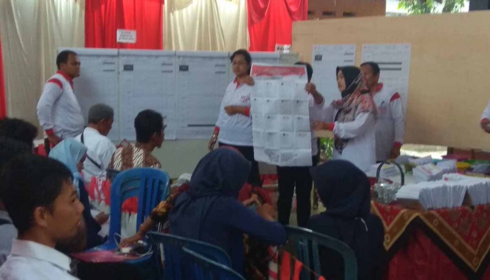 Perhitungan suara Pilpres 2019 di salah satu TPS di Blitar