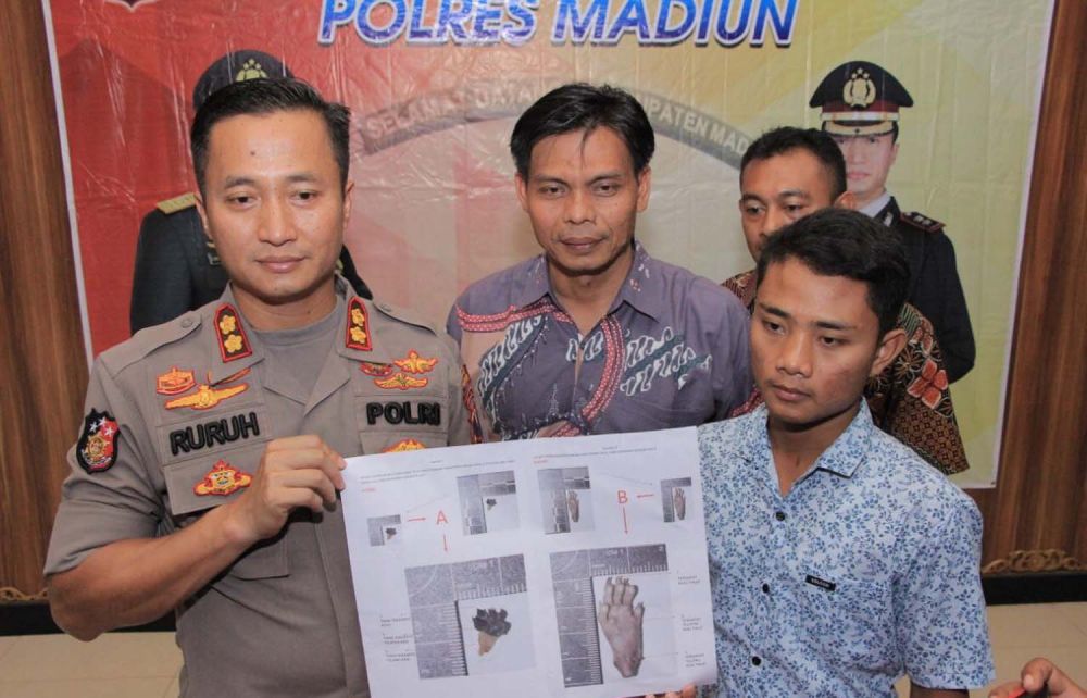 Kapolres Madiun AKBP Ruruh Wicaksono menunjukkan hasil laboratorium pentol bakso yang disebut berisi benda mirip daging tikus