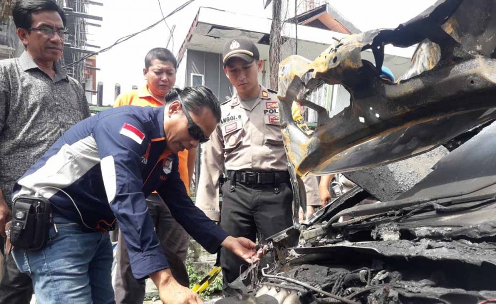 Tim Inafis Polrestabes Surabaya melakukan identifikasi mobil Honda Jazz yang terbakar di Jalan HR Muhamad