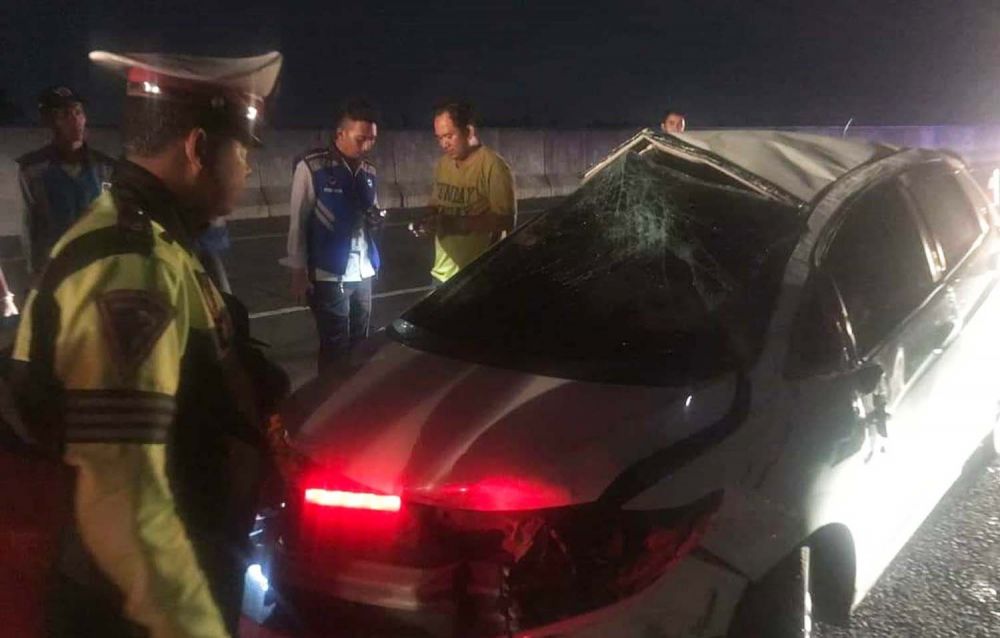 Mobil Honda Jazz yang terguling di Tol Sumo