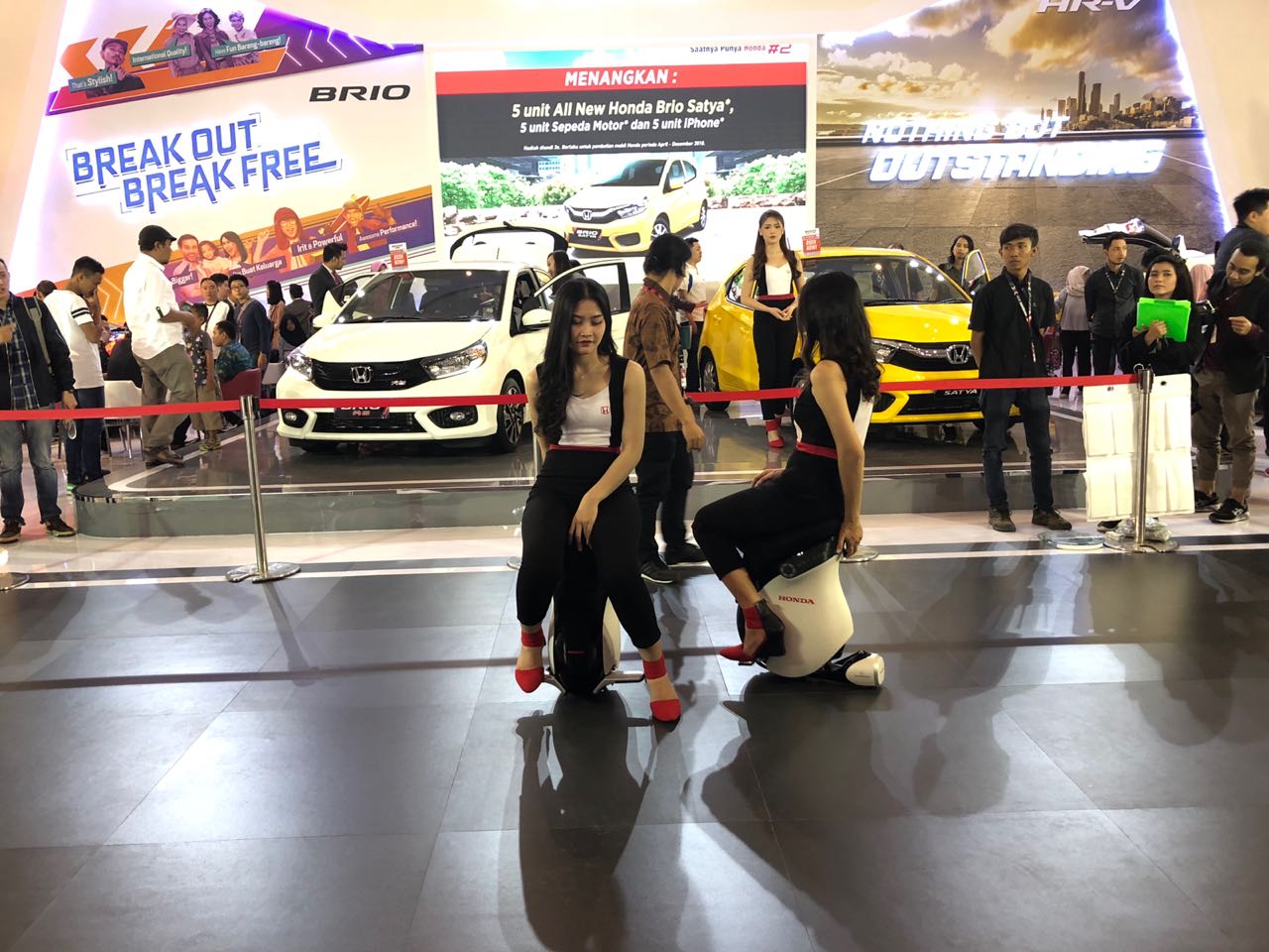 Dua SPG sedang naik Honda UNI CUP di GIIAS Surabaya 2018, Sabtu (15/9/2018). 