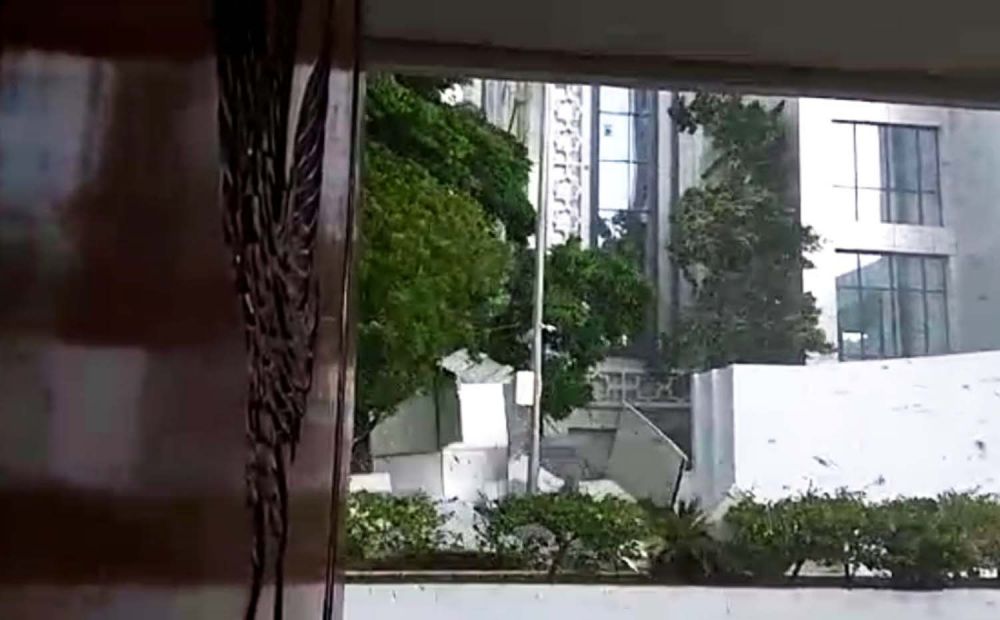 Plat partisi di gedung baru Pemkab Bojonegoro rusak dan terbawa angin (Foto-foto: Netizen/viral di medsos/BPBD)