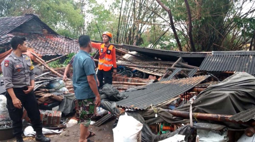 Hujan disertai angin kencang rusakkan sejumlah bangunan di Mojokerto