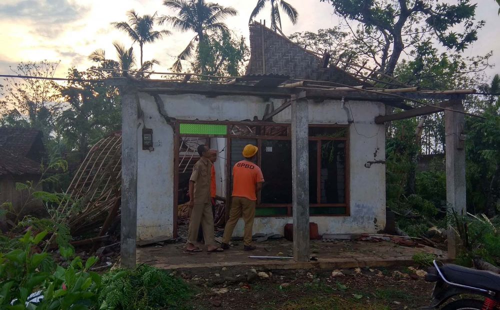 Hujan angin di Blitar merusak sejumlah rumah warga
