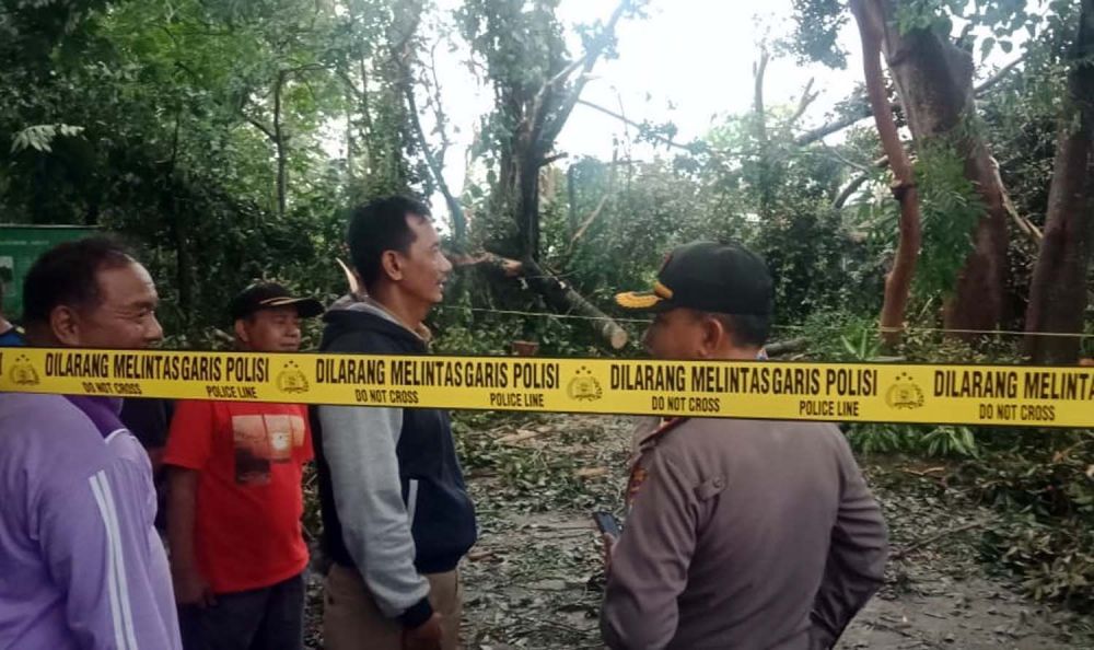 Garis polisi dipasang di lokasi korban tewas tertimpa pohon akibat hujan angin di Kediri