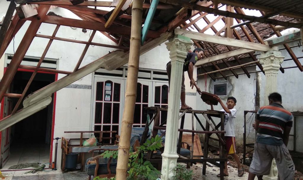 Rumah warga rusak akibat hujan angin di Mojokerto